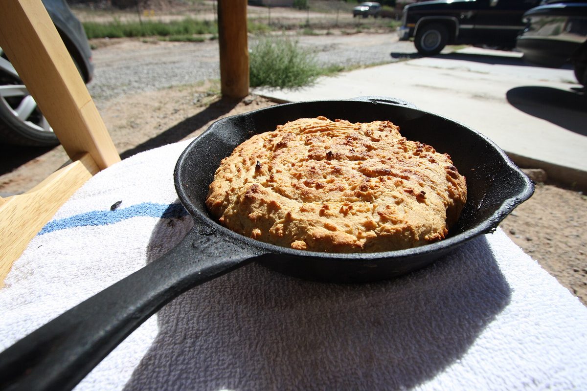 Bake uten form — støpejernsgryte og bakeplate